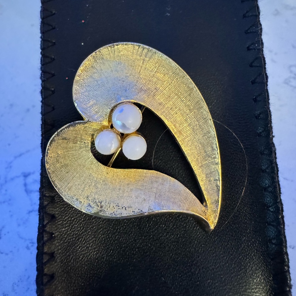 Heart pearl pin